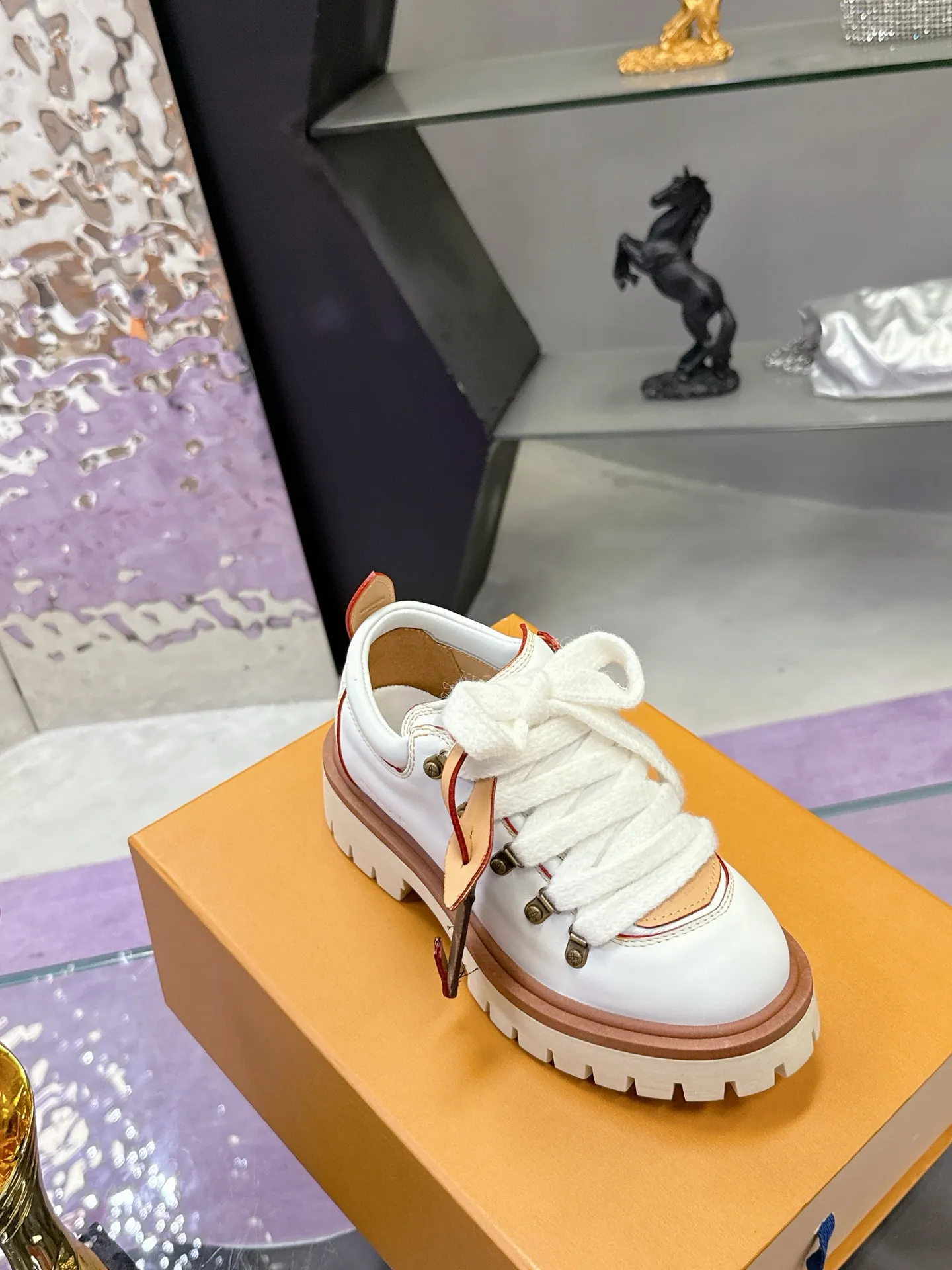 Factory price: 700💰 LV | Louis Vuitton 🧡💚2025 autumn and winter new style, top version ⚠️ The counter features the latest LV REMIX lace-up mountaineering derby shoes, new hard goods 🆕 ❥BS purchasing level! Full of high-end feel! A popular model among bloggers at home and abroad, it’s retro and fashionable, and looks stunning on your feet! Mainly recommended model on the official website★ ▪️Upper: top-quality first-layer cowhide ▪️Inner lining: imported sheepskin ▪️Outsole: original molded T men's shoes 💰U anti-slip outsole ▪️Sole height: 3.5cm ▪️Shoe size: Female 35-41 (41 customized, non-refundable) Male 39-45 (46 customized, non-refundable)